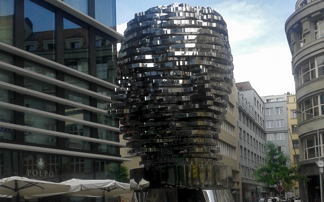 Pohyblivá socha hlavy Franze Kafty na národní třídě